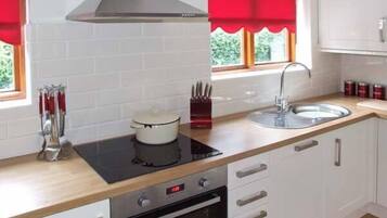 Cottage | Private kitchen | Fridge, microwave, stovetop, dishwasher