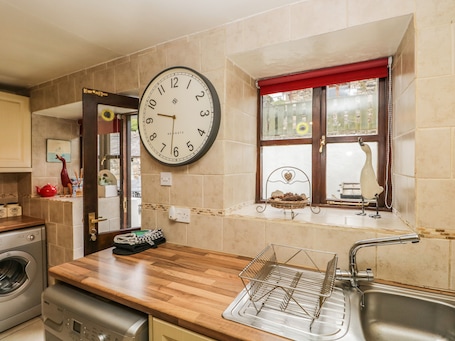 Cottage | Private kitchen | Dishwasher, highchair, cookware/dishes/utensils