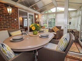 Cottage | Dining