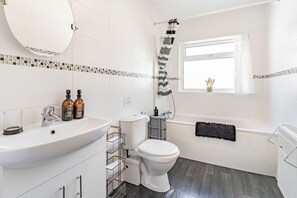 Cottage | Bathroom | Shower, hair dryer