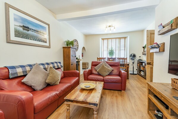 Cottage | Living room | TV, DVD player - Dringarth (Tenby)