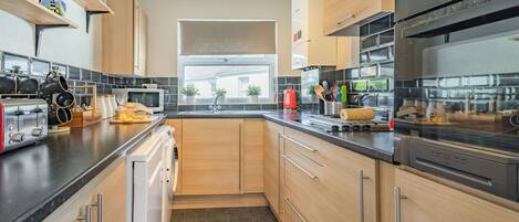 Stuga | Eget kök | Kylskåp, mikrovågsugn, spishäll och diskmaskin