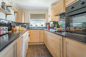 Cottage | Private kitchen | Fridge, microwave, stovetop, dishwasher - Dringarth (Tenby)