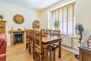 Cottage | Private kitchen | Fridge, microwave, stovetop, dishwasher - Dringarth (Tenby)