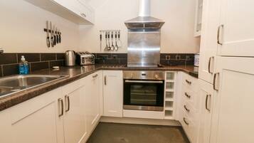 Cottage | Private kitchen | Stovetop, dishwasher, highchair, cookware/dishes/utensils