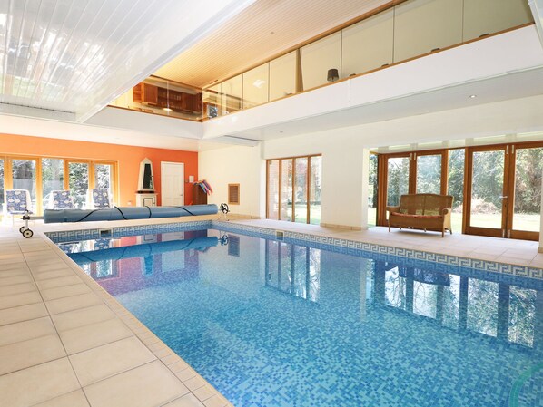 Cottage | Pool | Indoor pool, a heated pool - Abbots Wood (Southampton)