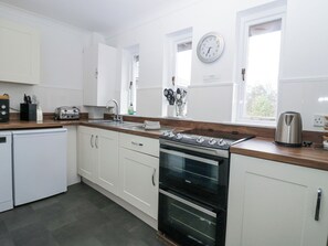 Cottage | Private kitchen | Fridge, dishwasher, electric kettle, toaster - Sandown (Windermere)