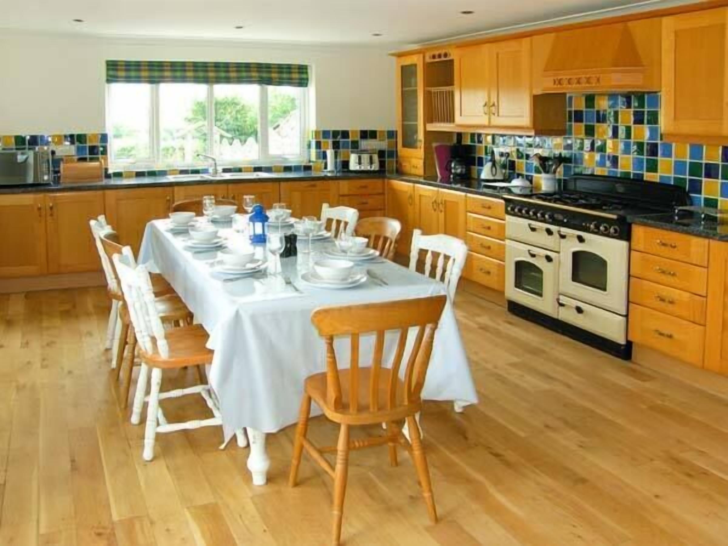 Cottage | Private kitchen | Dishwasher, cookware/dishes/utensils