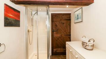 Cottage | Bathroom | Shower, shampoo