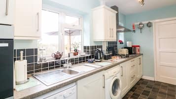Cottage | Cucina privata | Lavastoviglie, seggiolone, pentole/stoviglie/utensili