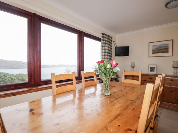 Cottage | Dining - Mackenzies Peak (Sconser)