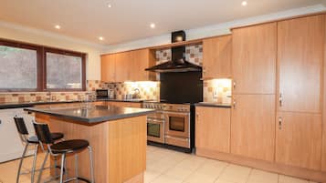 Cottage | Private kitchen | Fridge, microwave, stovetop, dishwasher
