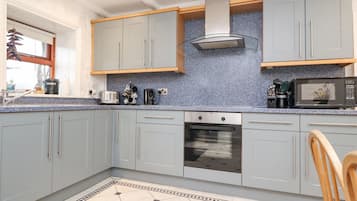 Cottage | Private kitchen | Oven, stovetop, dishwasher, electric kettle