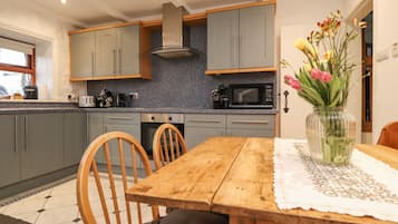 Cottage | Private kitchen | Oven, stovetop, dishwasher, electric kettle