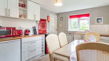 Cottage | Private kitchen | Fridge, microwave, stovetop, dishwasher