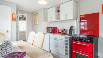 Cottage | Private kitchen | Fridge, microwave, stovetop, dishwasher