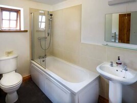 Un baño con bañera, inodoro y lavamanos.