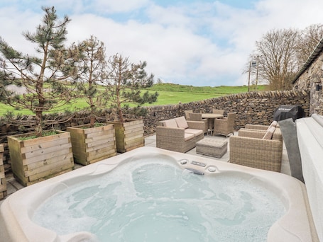 Cottage | Outdoor spa tub
