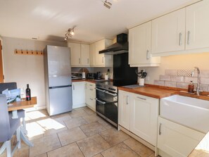 Fridge, stovetop, dishwasher, electric kettle - Hillside View (Hawes)