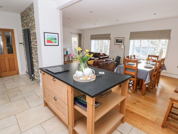 Cottage | Private kitchen | Fridge, microwave, stovetop, dishwasher - Llety'r Llwynog (Whitland)