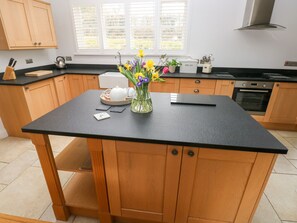 Cottage | Private kitchen | Fridge, microwave, stovetop, dishwasher - Llety'r Llwynog (Whitland)