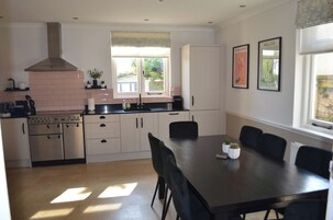 Casa de campo | Cocina privada | Frigorífico, lavavajillas, hervidor eléctrico y tostadora