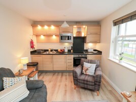 Stuga | Eget kök | Mikrovågsugn, spishäll, diskmaskin och barnstol