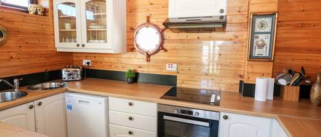 Cottage | Privékeuken | Een koelkast, een vaatwasser, een broodrooster, een kinderstoel
