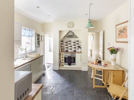 Cottage | Private kitchen | Fridge, microwave, stovetop, dishwasher