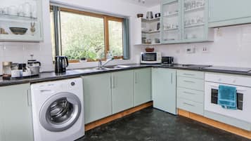 Kühlschrank, Herdplatte, Kochgeschirr/Geschirr/Besteck