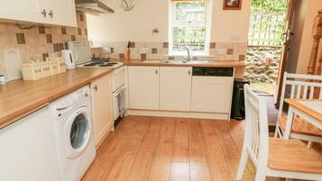 Cottage | Private kitchen | Fridge, dishwasher, toaster, high chair