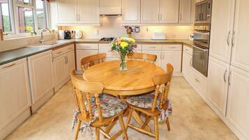 Cottage | Private kitchen | Fridge, microwave, stovetop, dishwasher