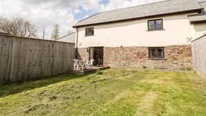 A two-story house with a stone facade and a tiled roof. - Sunnymead Cottage (Beaworthy)