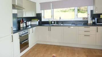 Cottage | Private kitchen | Microwave, stovetop, dishwasher, cookware/dishes/utensils