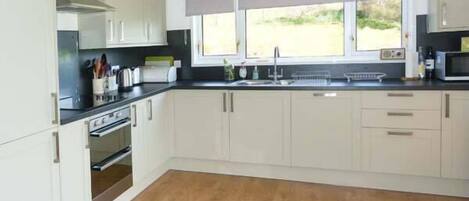 Cottage | Private kitchen | Microwave, stovetop, dishwasher, cookware/dishes/utensils