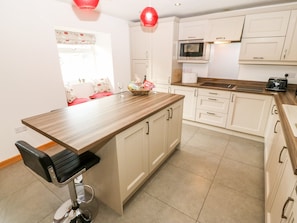 Enjoy cooking in this kitchen with a central island and integrated appliances.
