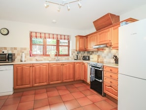Cottage | Private kitchen | Fridge, microwave, stovetop, dishwasher - Byne Brook Cottage (Craven Arms)