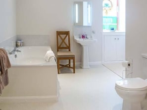 Cottage | Bathroom