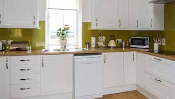 Cottage | Private kitchen | Dishwasher, coffee/tea maker, electric kettle, cookware/dishes/utensils
