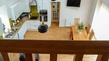 Cottage | Private kitchen | Dishwasher, coffee/tea maker, electric kettle, cookware/dishes/utensils