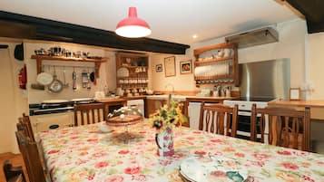 Cottage | Private kitchen | Fridge, stovetop, dishwasher, highchair