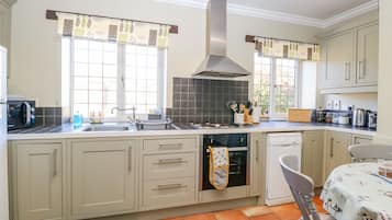 Casa de campo | Cozinha privada | Lava-louças, cadeirão de bebê, talheres/pratos/utensílios de cozinha