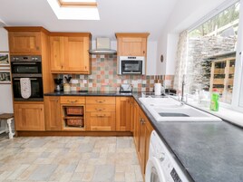 Cottage | Private kitchen | Microwave, stovetop, dishwasher, electric kettle