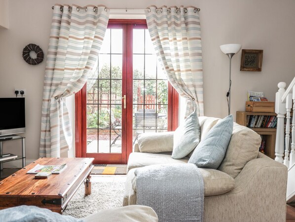 Cottage | Living room | TV, DVD player - Sea Lily (Berwick-upon-Tweed)