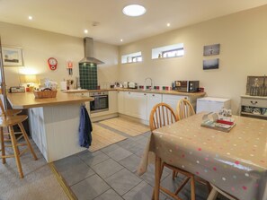 Cottage | Private kitchen | Fridge, microwave, stovetop, dishwasher - The Garden House (Duns)