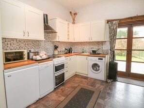 Cottage | Private kitchen | Microwave, stovetop, dishwasher, highchair - Jack's Nest (South Molton)