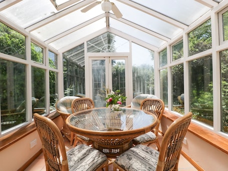 Cottage | Dining
