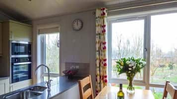 Cottage | Private kitchen | Stovetop, dishwasher, cookware/dishes/utensils