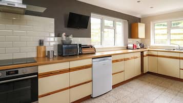Casa de campo | Cocina privada | Refrigerador, microondas, parrilla de estufa y lavavajillas