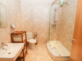 A bathroom with a sink, toilet, and bathtub.